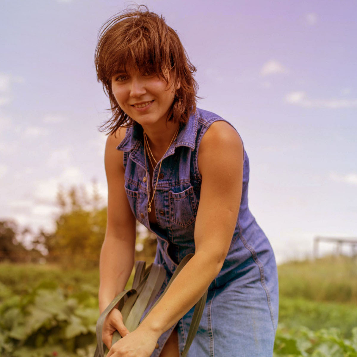 Tita Winkler harvesting leeks from the Kumparička garden